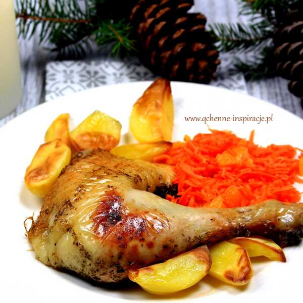Maślano - piernikowy kurczak wolno pieczony, z jabłkami, pieczonymi ziemniakami i surówką z tartej marchewki z pomarańczą! Idealny na obiad w pierwszy dzień świąt.