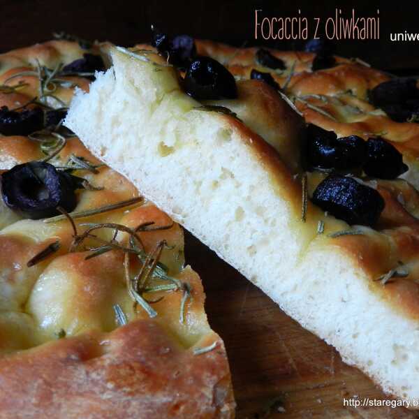 Focaccia z oliwkami z ciasta uniwersalnego