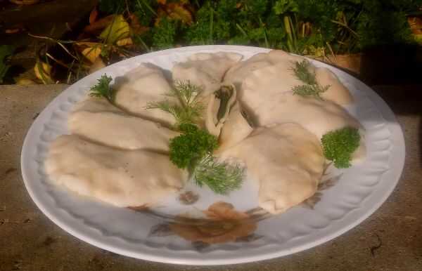 Wegańskie pierogi ze szpinakiem i pieczarkami