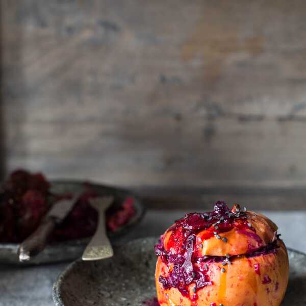 JABLKA NADZIEWANE CZERWONĄ KAPUSTĄ I ŻURAWINĄ - APPLES STUFFED WITH RED CABBAGE AND CRANBERRIES