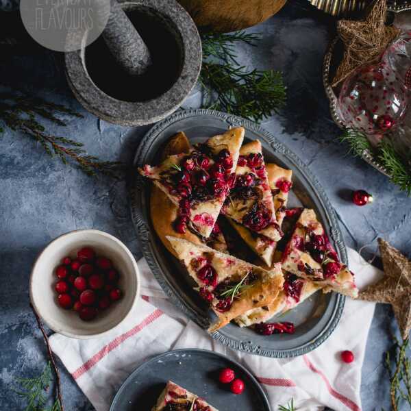 POMARAŃCZOWA FOCACCIA Z CEBULĄ, ŻURAWINĄ I ROZMARYNEM.