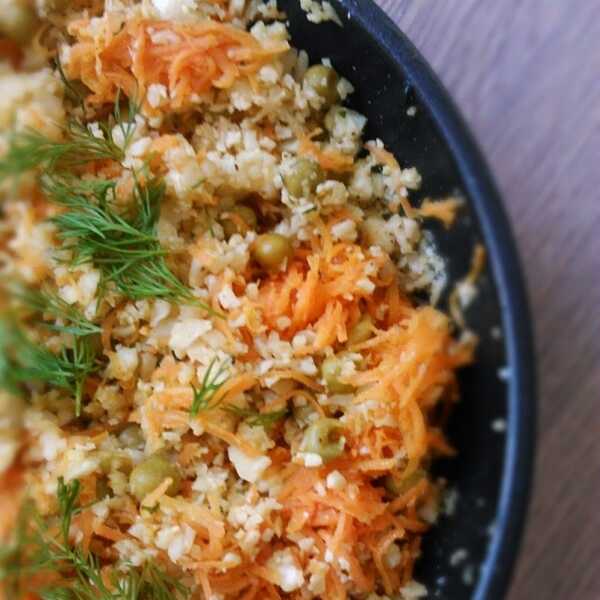 Orientalny ryż z kalafiora z marchewką i groszkiem