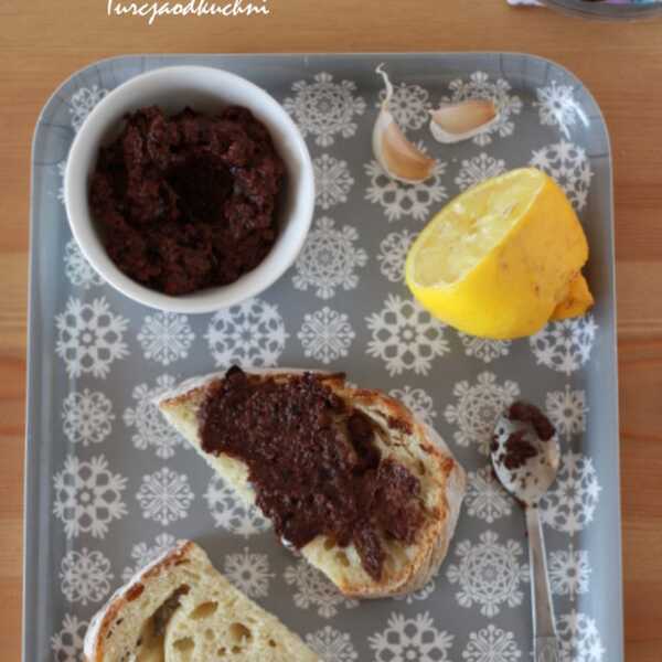 Tradycyjna turecka pasta z czarnych oliwek / Zeytin ezmesi