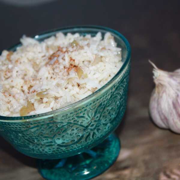Ryż z czosnkiem, cynamonem i gałką muszkatołową