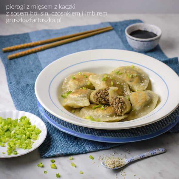 Pierogi z mięsem z kaczki przygotowanej w sosie hoisin, czosnku i imbirze