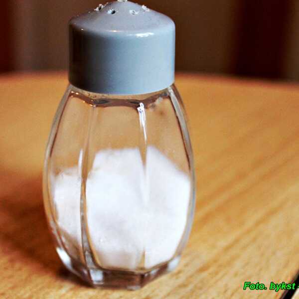 Jak napełnić solniczkę , aby nie rozsypać soli.