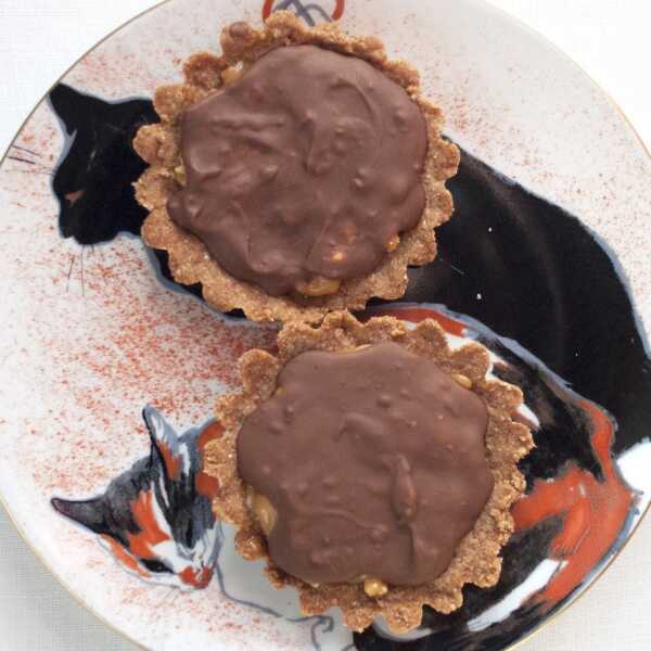 Kajmakowo-fistaszkowe tartaletki z czekoladą na razowym spodzie (kruche ciasto milionera)