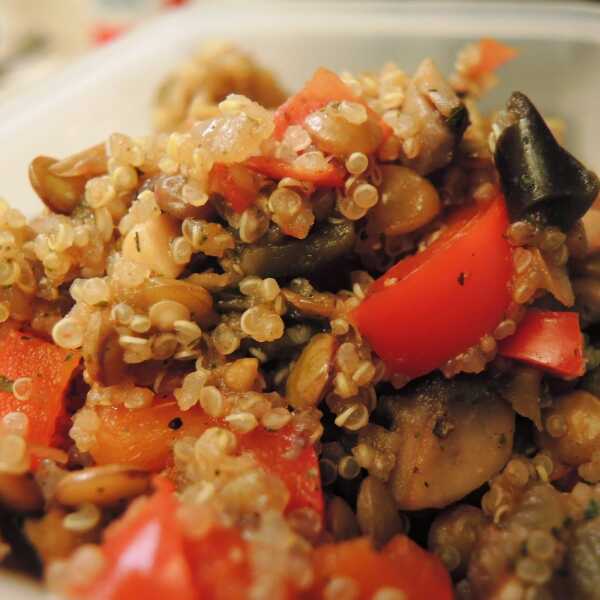 Wegański gulasz z soczewicą i quinoa