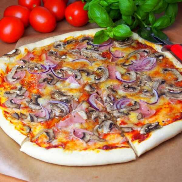 Pizza capriciosa (ciasto drożdżowe bez wyrastania)