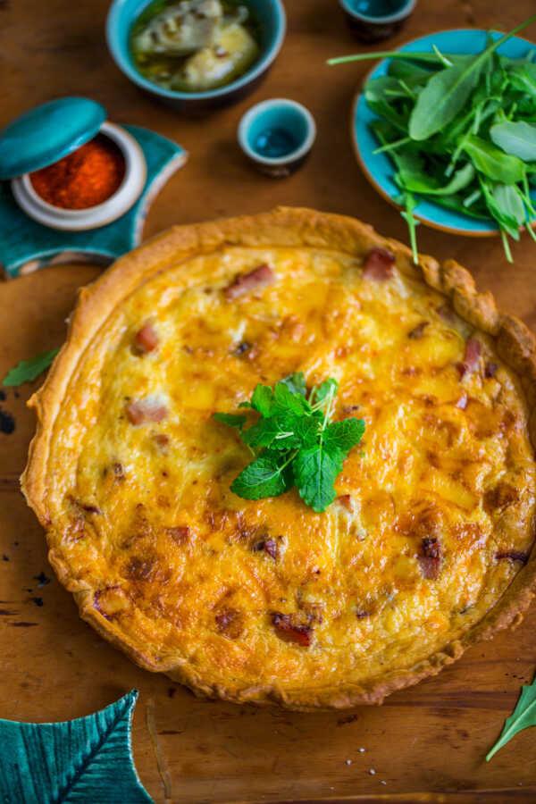 PYSZNY QUICHE Z BOCZKIEM I KARCZOCHAMI