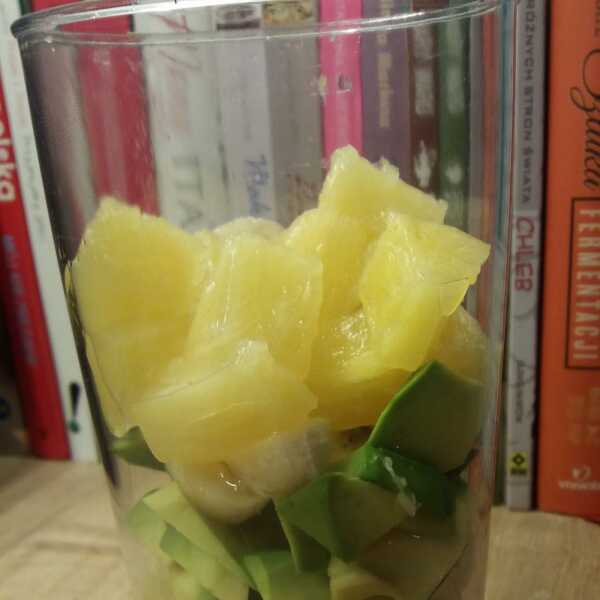 Zielone smoothie z ananasa, banana i awokado.