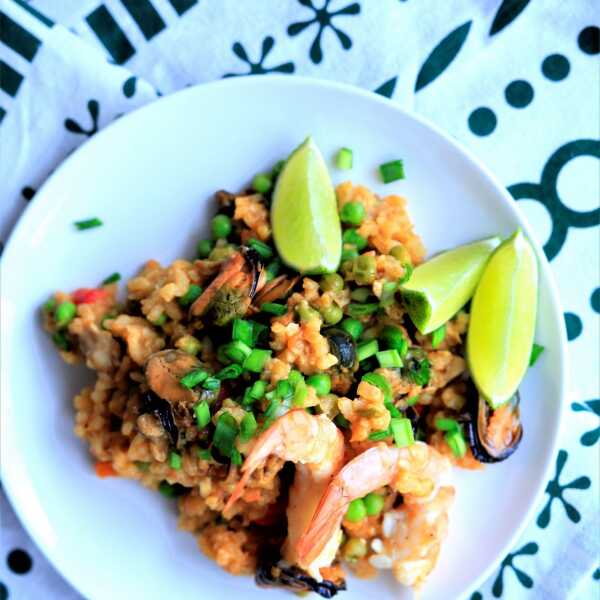 Paella z kurczakiem i owocami morza 