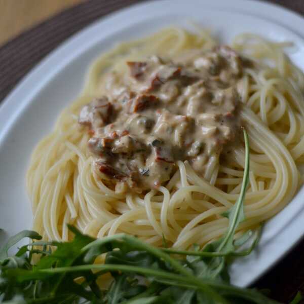 Spaghetti z rukolą i suszonymi pomidorami