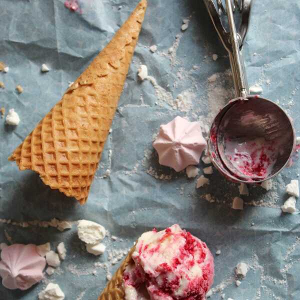 Styczniowe lody, czyli lody jogurtowe z bezikami i malinami