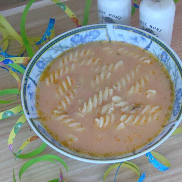 Pomidorowa zupa z czosnkiem 