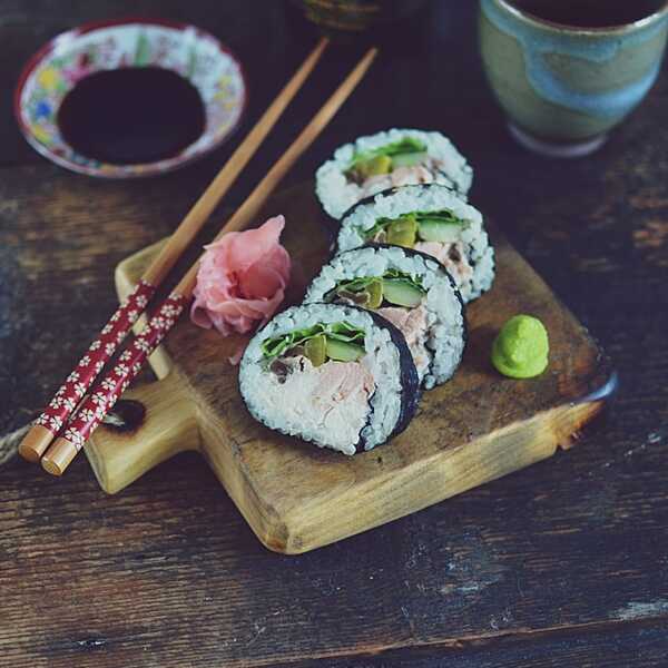 Test garna do gotowania ryżu i sushi z pieczonym łososiem, marynowaną rzodkwią i marynowaną tykwą