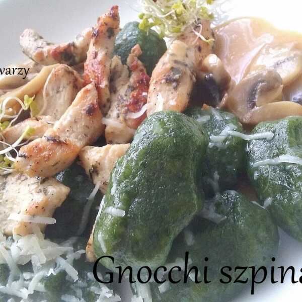 Gnocchi szpinakowe w parmezanie z ziołowym kurczakiem