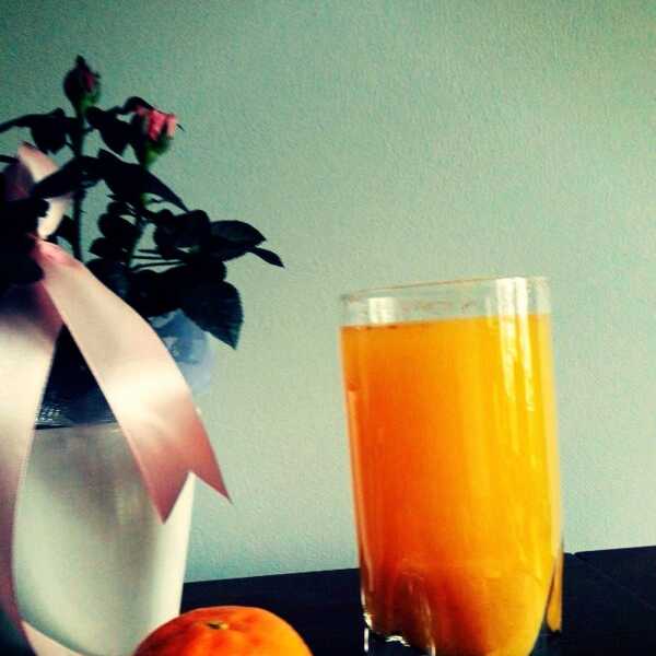 Wzmacniający napój mandarynkowy
