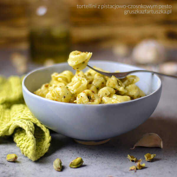 Tortellini z czosnkowo-pistacjowym pesto