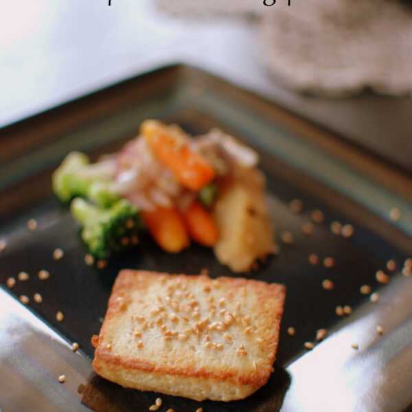 Smażone tofu z warzywami i prażonym sezamem