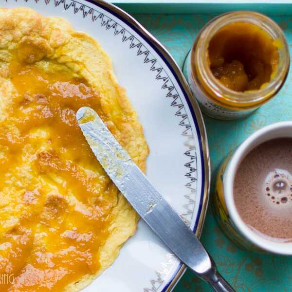 Bezglutenowy omlet z dżemem z rokitnika