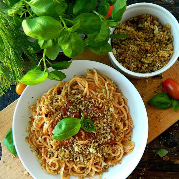 Spaghetti z sosem pomidorowym i ziołową posypką chlebową