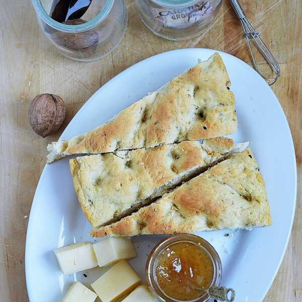 Focaccia z parmezanem, czarnuszką i oregano