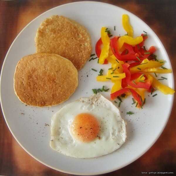 Pomysł na śniadanie: jajko sadzone z plackami otębowymi