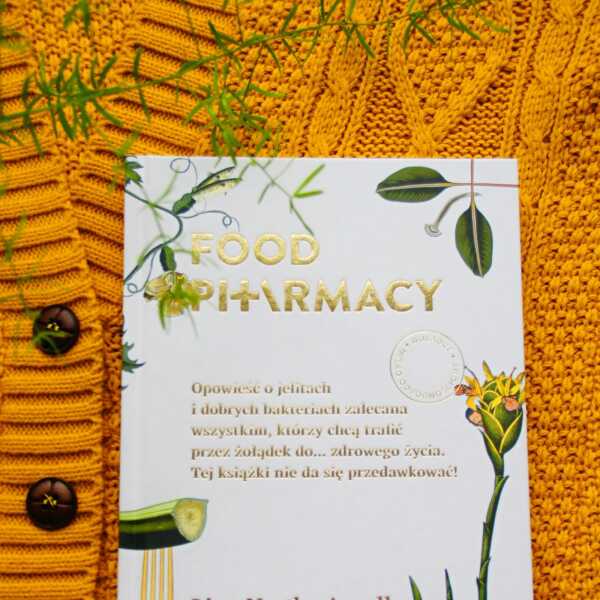 Książka 'Food Pharmacy' i smoothie Mistrza Yody
