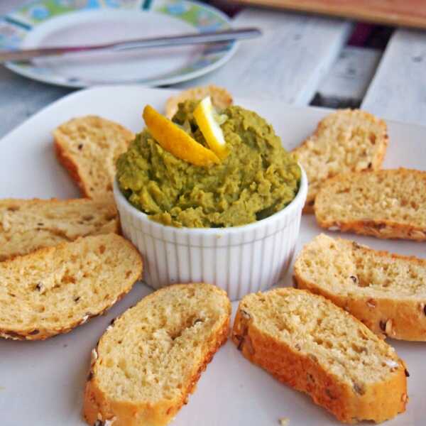 Pasta z zielonego groszku à la guacamole