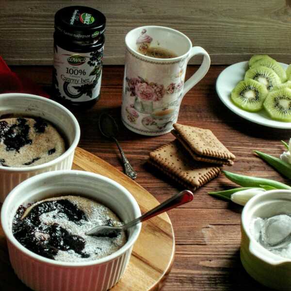 Dzień dobry- Orkiszowe clafoutis z jagodami i sosem z czarnego bzu