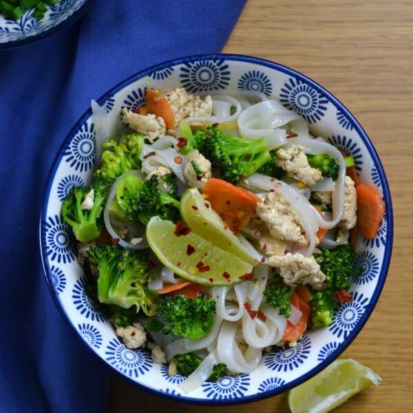 Makaron ryżowy z mięsem mielonym i brokułami