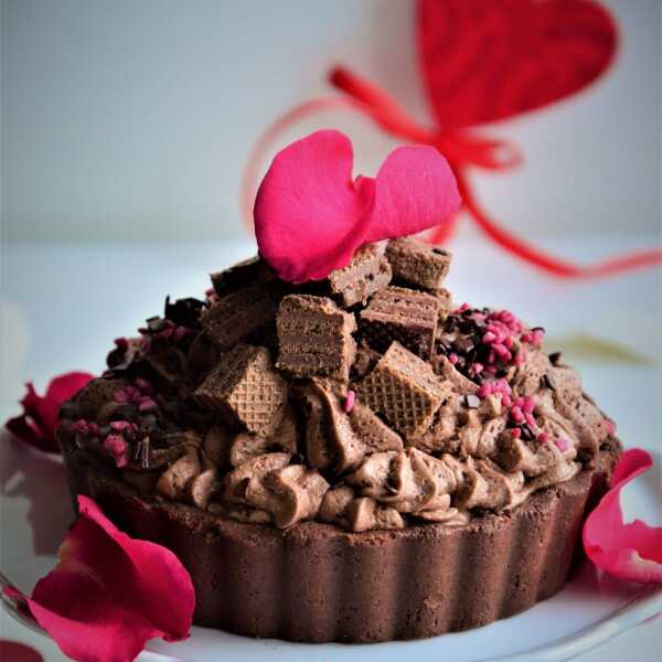 Walentynkowa tarta czekoladowa na ciasteczkowym spodzie z musem i kremem czekoladowym 