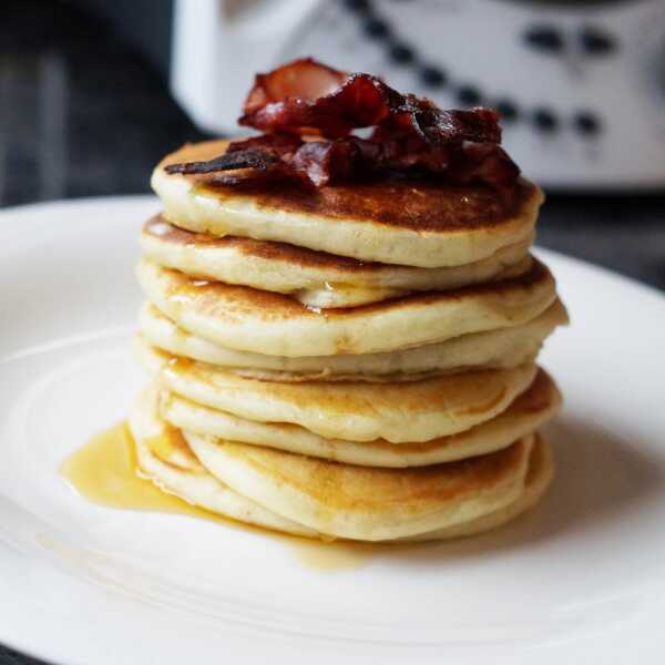 Pancakes z syropem klonowym i boczkiem