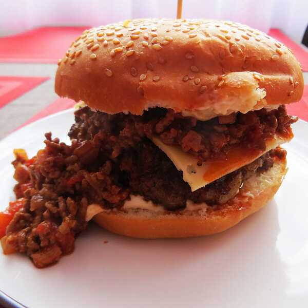 Hamburger z Chili con carne.