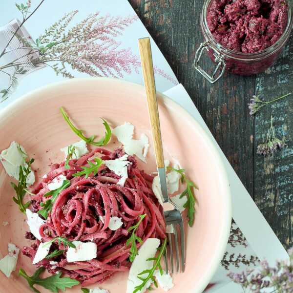 Makaron bavette z pesto buraczkowym, owczym serem i rukolą