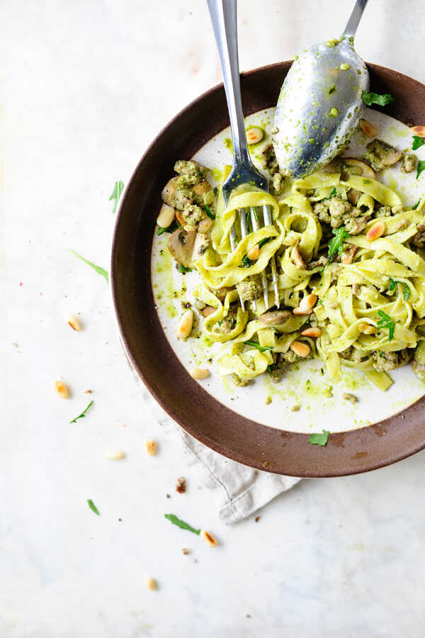 Tagliatelle z mięsem mielonym i pesto z jarmużu