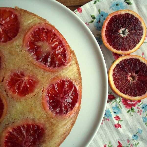 Ciasto z czerwonymi pomarańczami z horrorem w tle