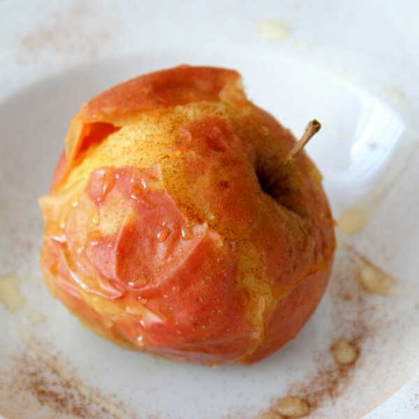 Pieczone jabłko z syropem z agawy. Bardzo szybki deser.