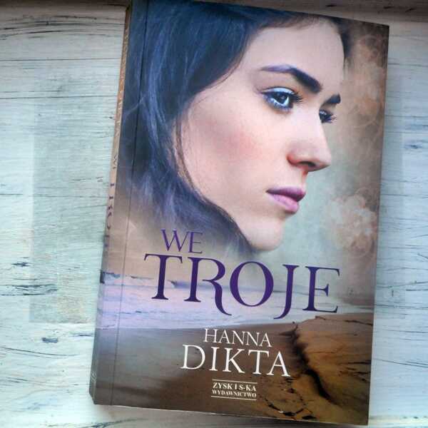 ,,We troje' Hanna Dikta