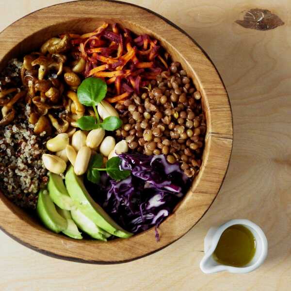 Quinoa bowl z dressingiem z marakui