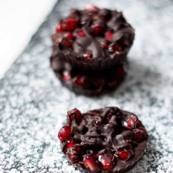 Domowe czekoladki z nasionami granatu