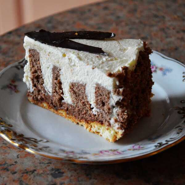 Tort z chrupiaca nutella i rolada kakaowa z kremem o smaku białej czekolady