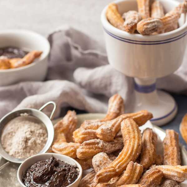 Hiszpańskie churros z cynamonowym cukrem i sosem czekoladowym