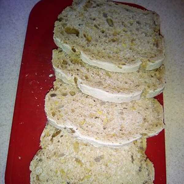 Chleb biały soft mix z mąka gryczaną i ziarnami