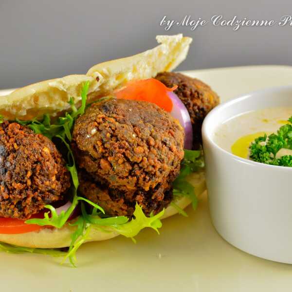 FALAFEL W PICIE Z SOSEM Z TAHINI