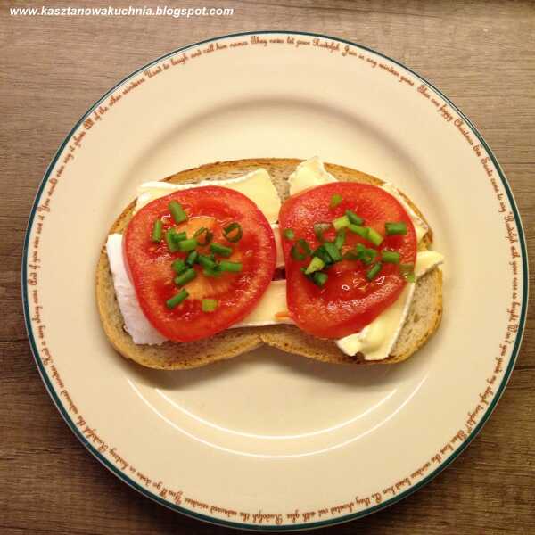 Kanapka z serem pleśniowym i pomidorem