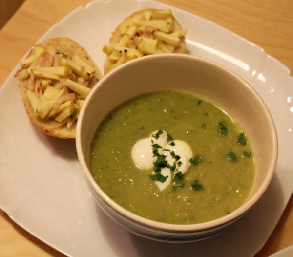Prosta zupa z zielonego groszku z zaskakującymi grzankami