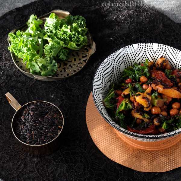 Jarski obiad zimą, czyli czarny ryż z jarmużem i aromatyczną pieczoną ciecierzycą