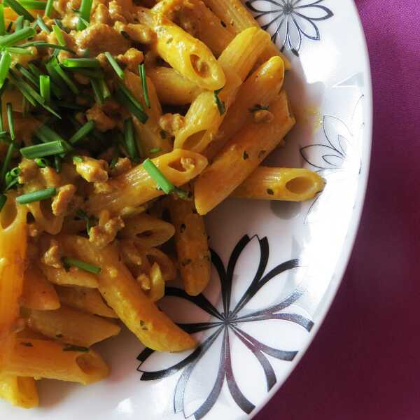 Apeticzne penne w sosie kremowym curry.